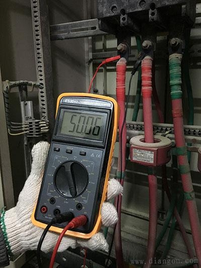 双钳相位伏安表测量低压配电柜的电压电流相位角频率等参数实例