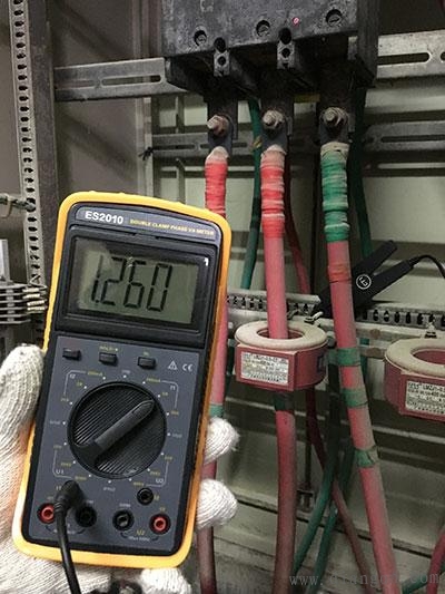 双钳相位伏安表测量低压配电柜的电压电流相位角频率等参数实例