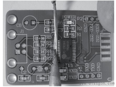 用自制的吸锡带吸去芯片管脚上多余的焊锡